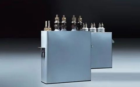 電容器在直流電路中起什么作用？