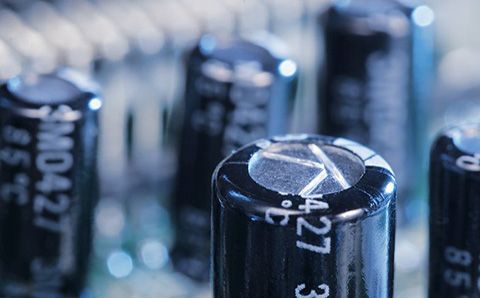 哪些材料會影響超級電容器的性能？