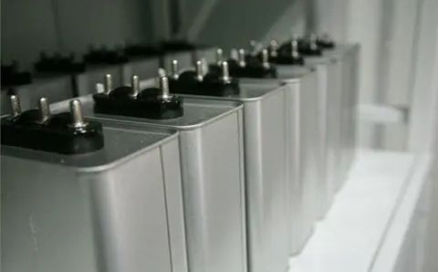 哪些因素影響電力電容器的容量？
